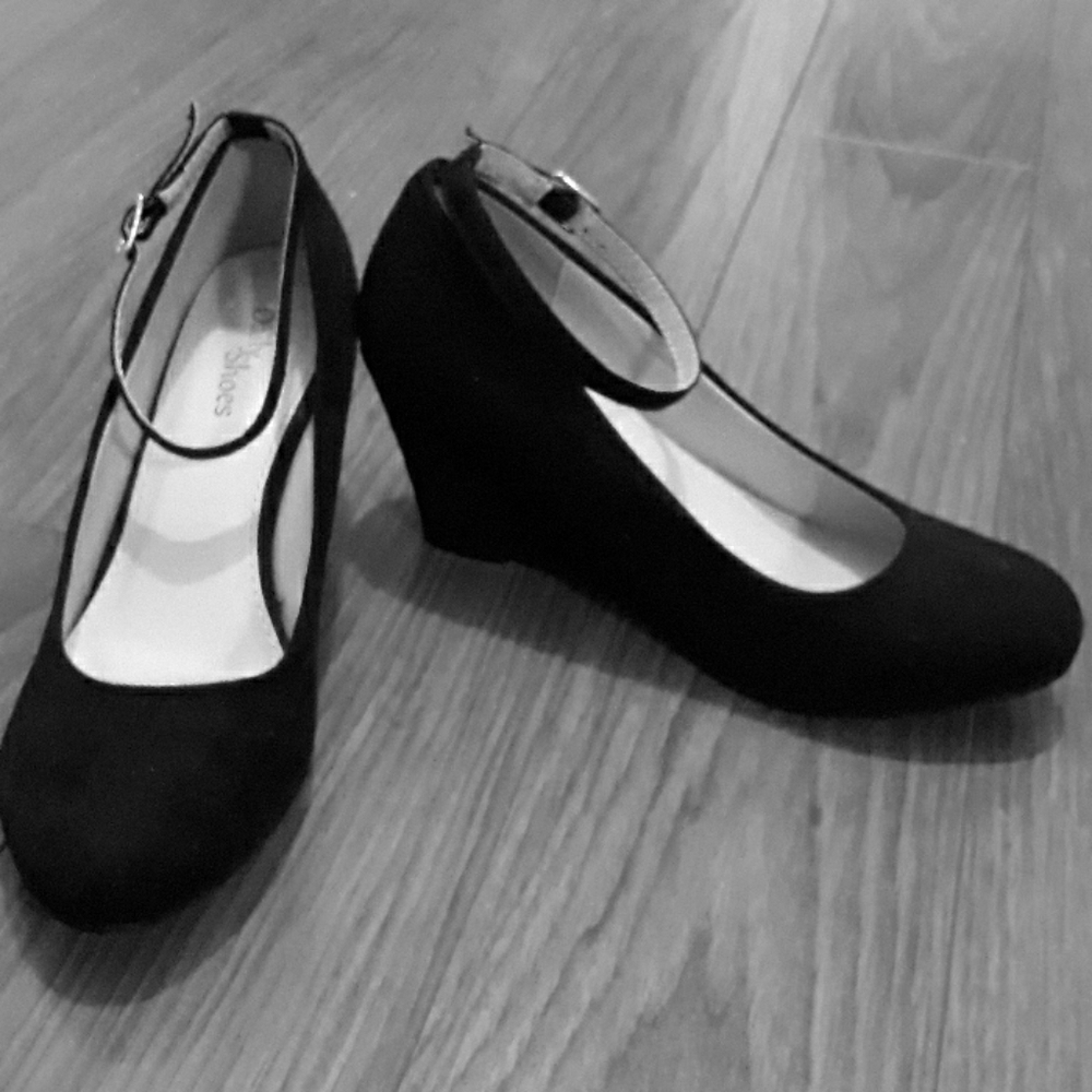 ✨ 3/$15 SALE Daily Shoes Size 8